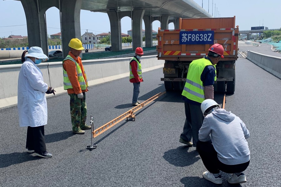 1676537387138376.jpg 江海大道東延(綜藝集團(tuán)東-揚(yáng)子江路)工程瀝青彎沉檢測(cè)_副本.jpg