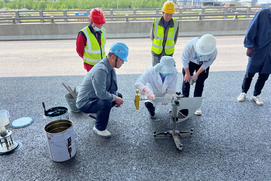 1676537398701985.jpg 江海大道東延(綜藝集團(tuán)東-揚(yáng)子江路)工程摩擦系數(shù)檢測(cè)_副本.jpg